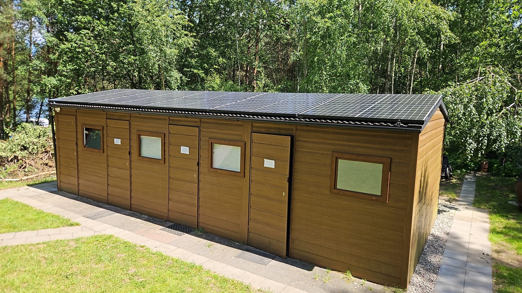 Instalacja fotowoltaiczna aiseo na budynku gospodarczym