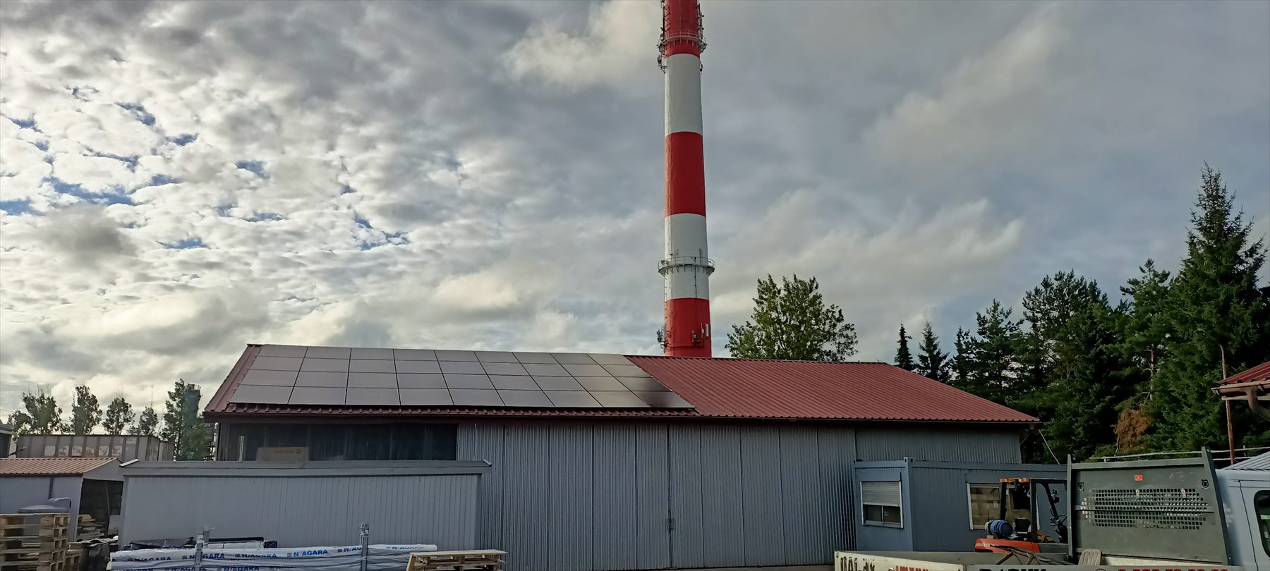 Instalacja fotowoltaiczna aiseo na dachu obiektu przemysłowego