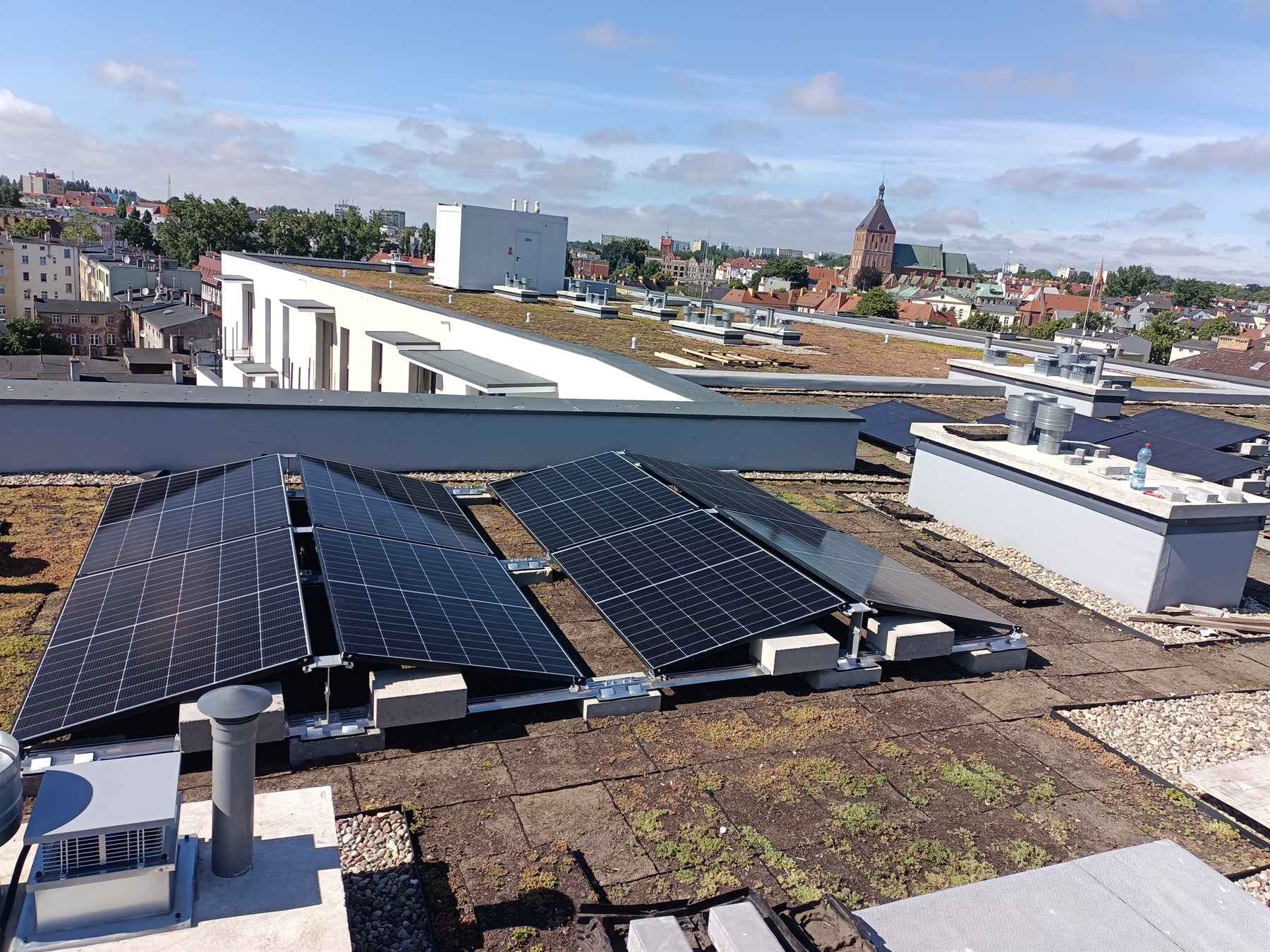 Instalacja fotowoltaiczna aiseo na dachu zielonym z systemem SolarEdge